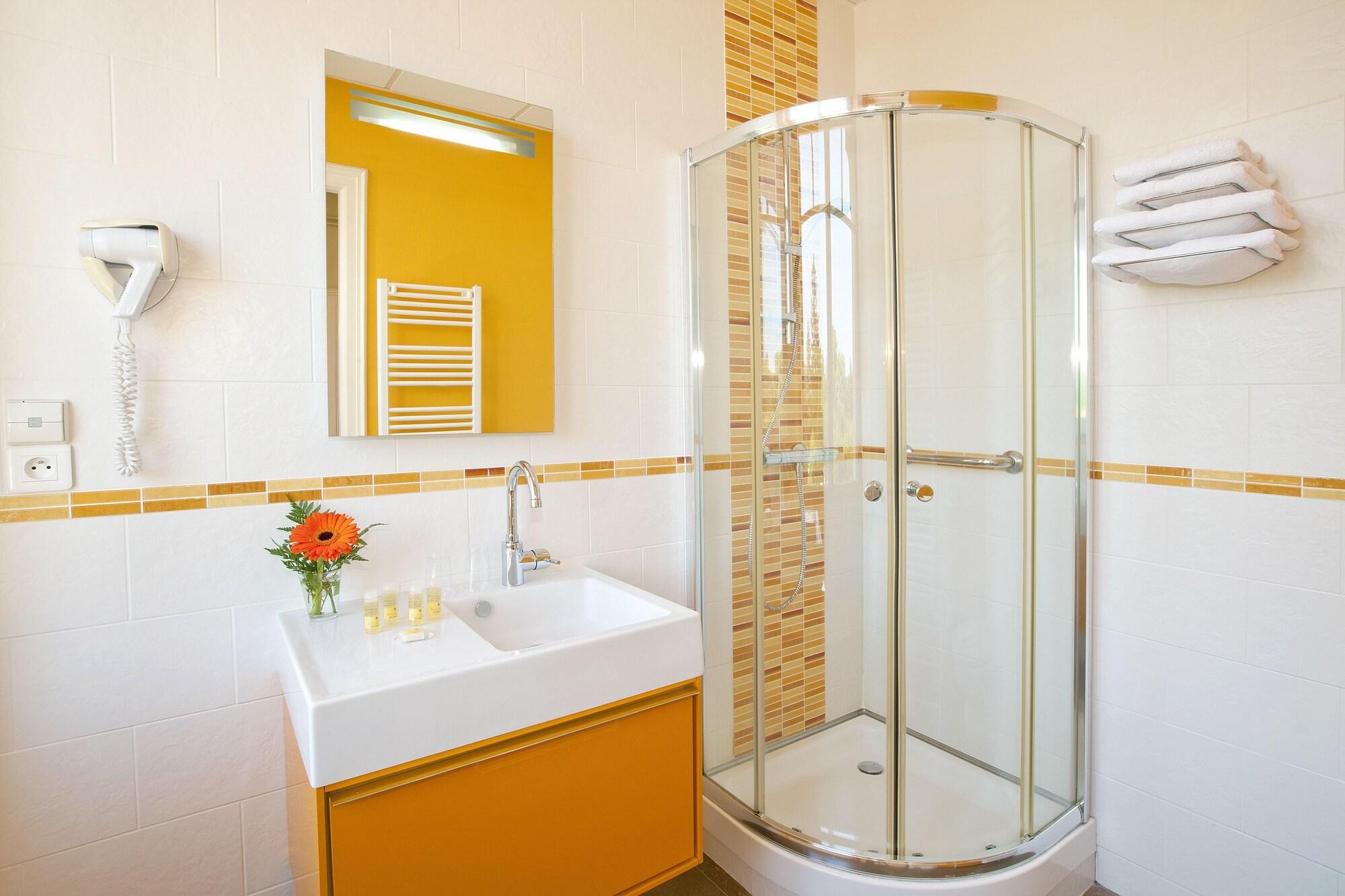 Hotels&Résidences - Le Metropole Luxeuil-les-Bains Esterno foto