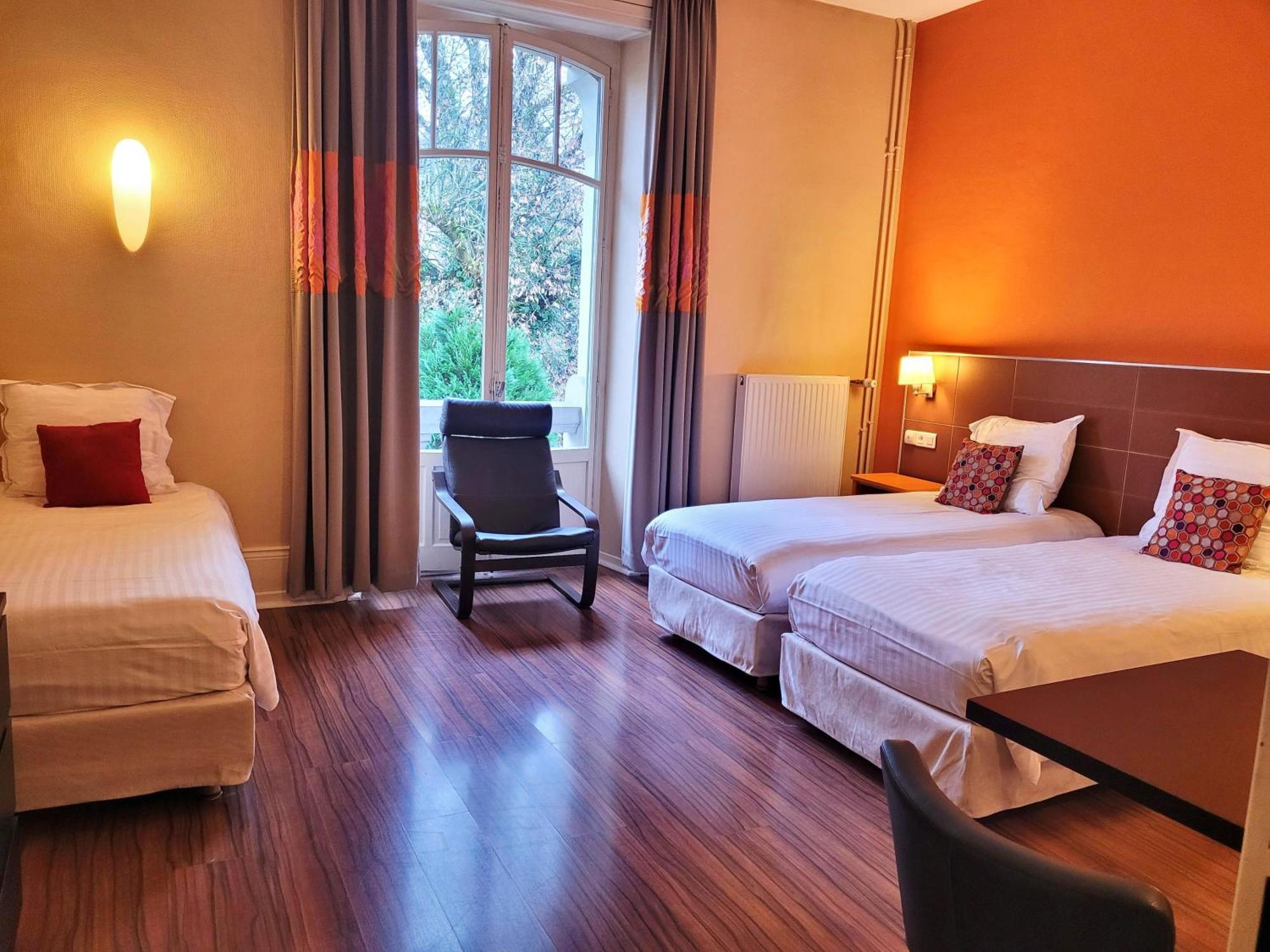 Hotels&Résidences - Le Metropole Luxeuil-les-Bains Esterno foto