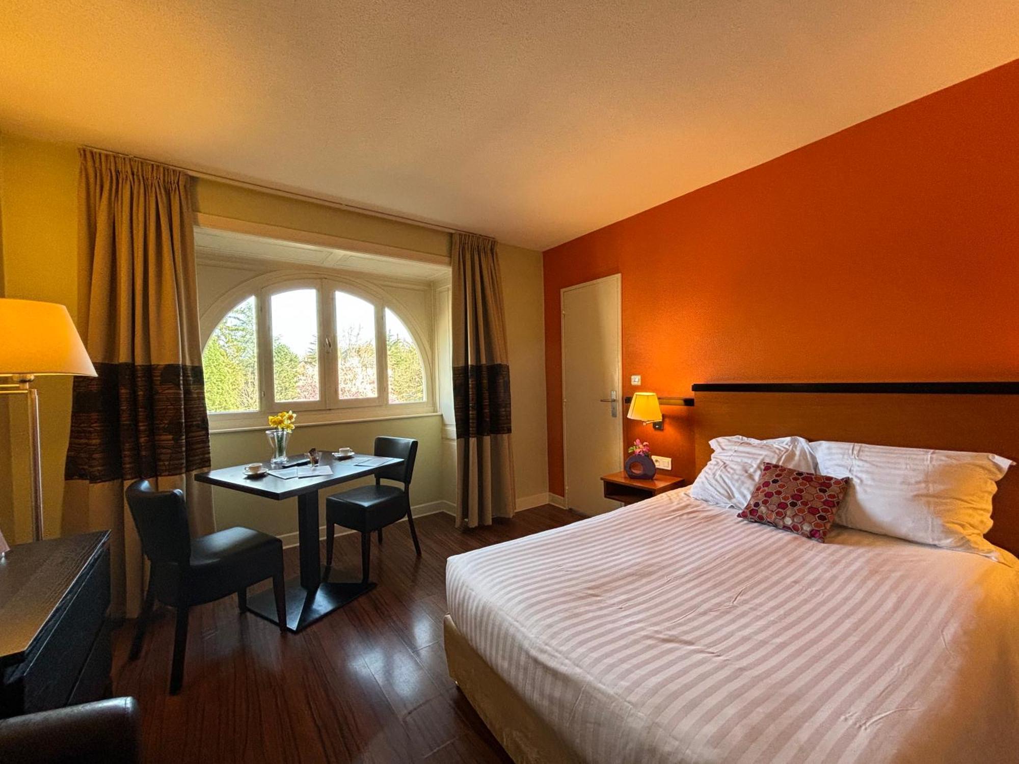 Hotels&Résidences - Le Metropole Luxeuil-les-Bains Esterno foto