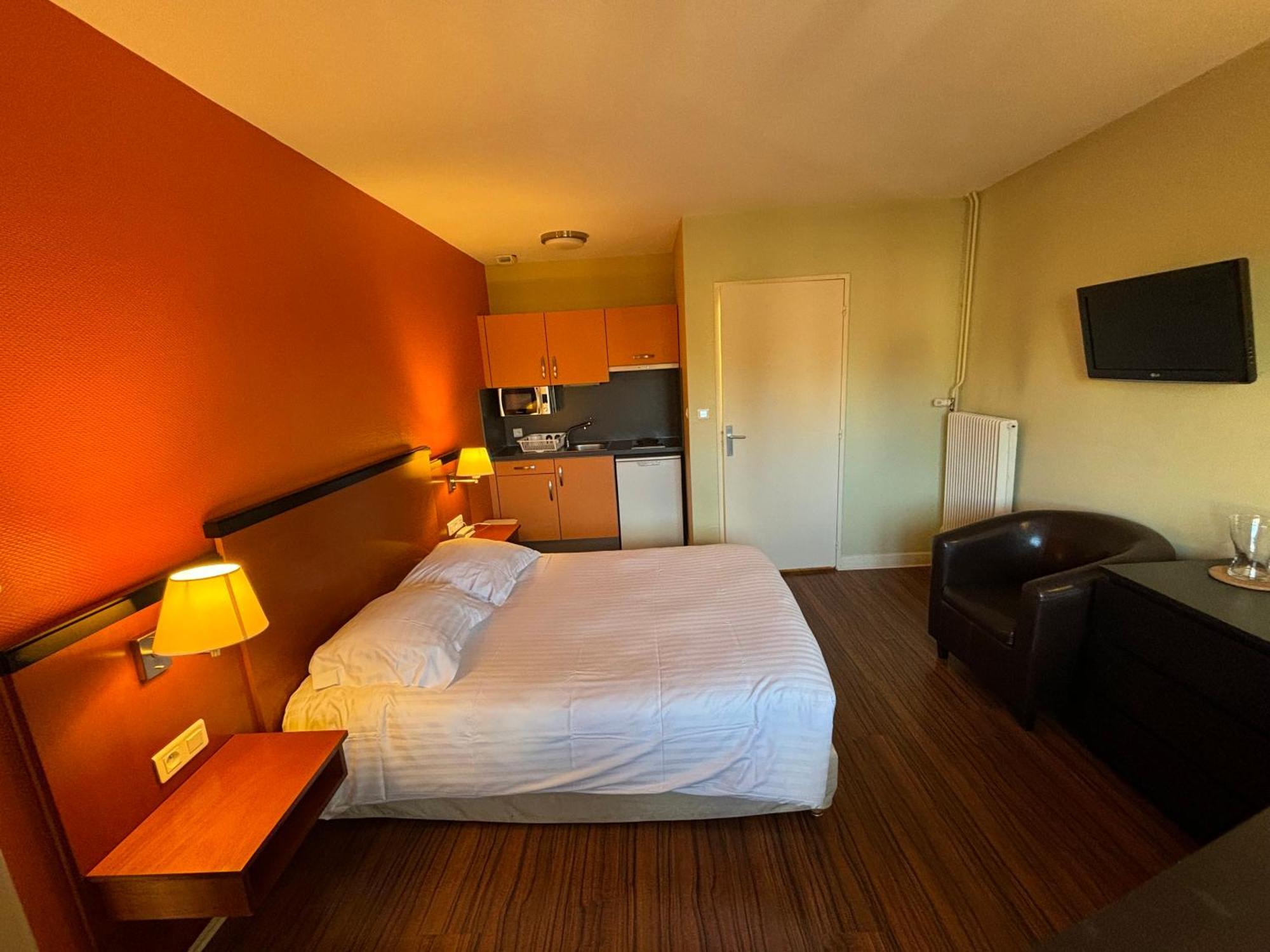 Hotels&Résidences - Le Metropole Luxeuil-les-Bains Esterno foto