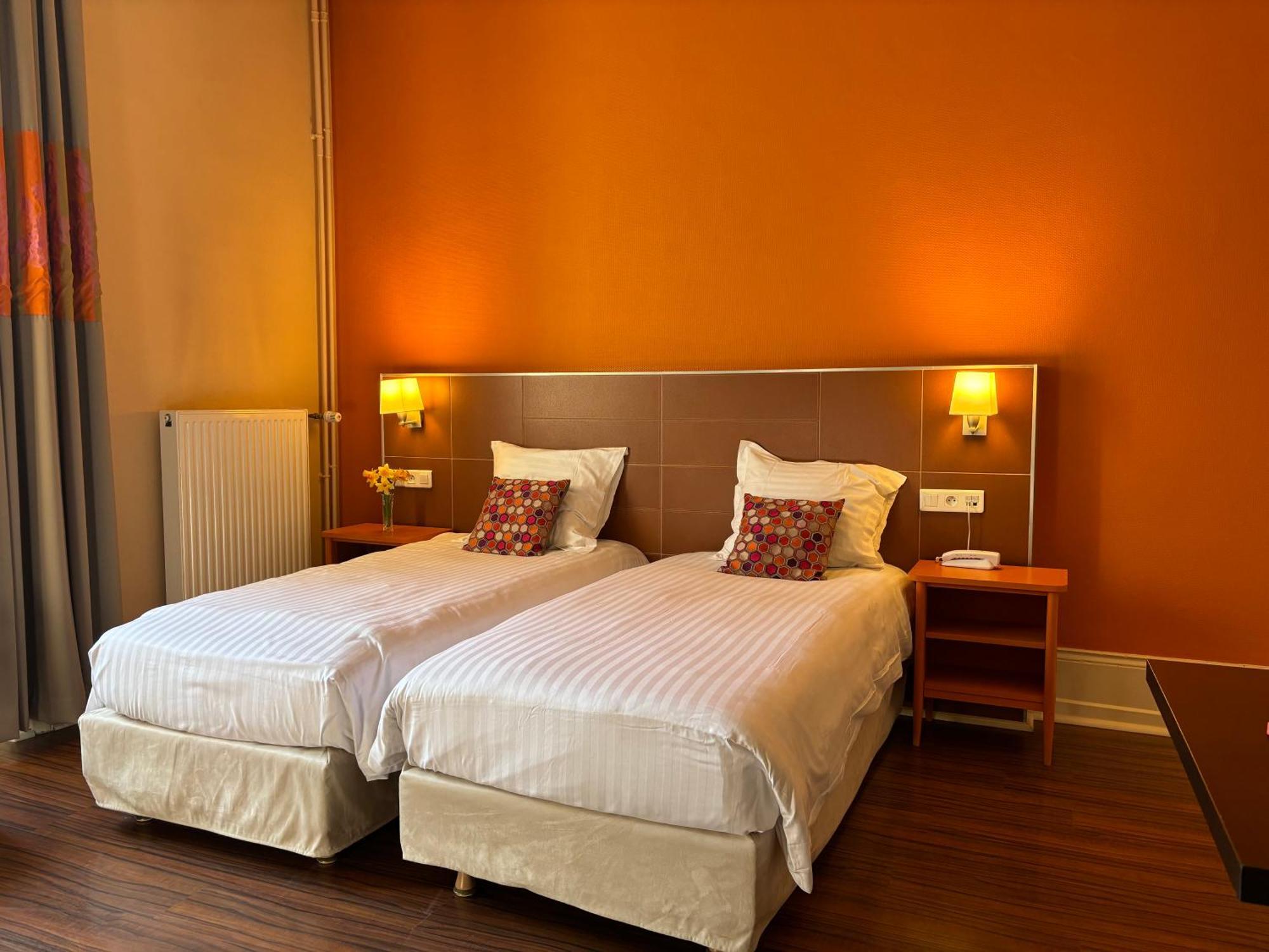 Hotels&Résidences - Le Metropole Luxeuil-les-Bains Esterno foto