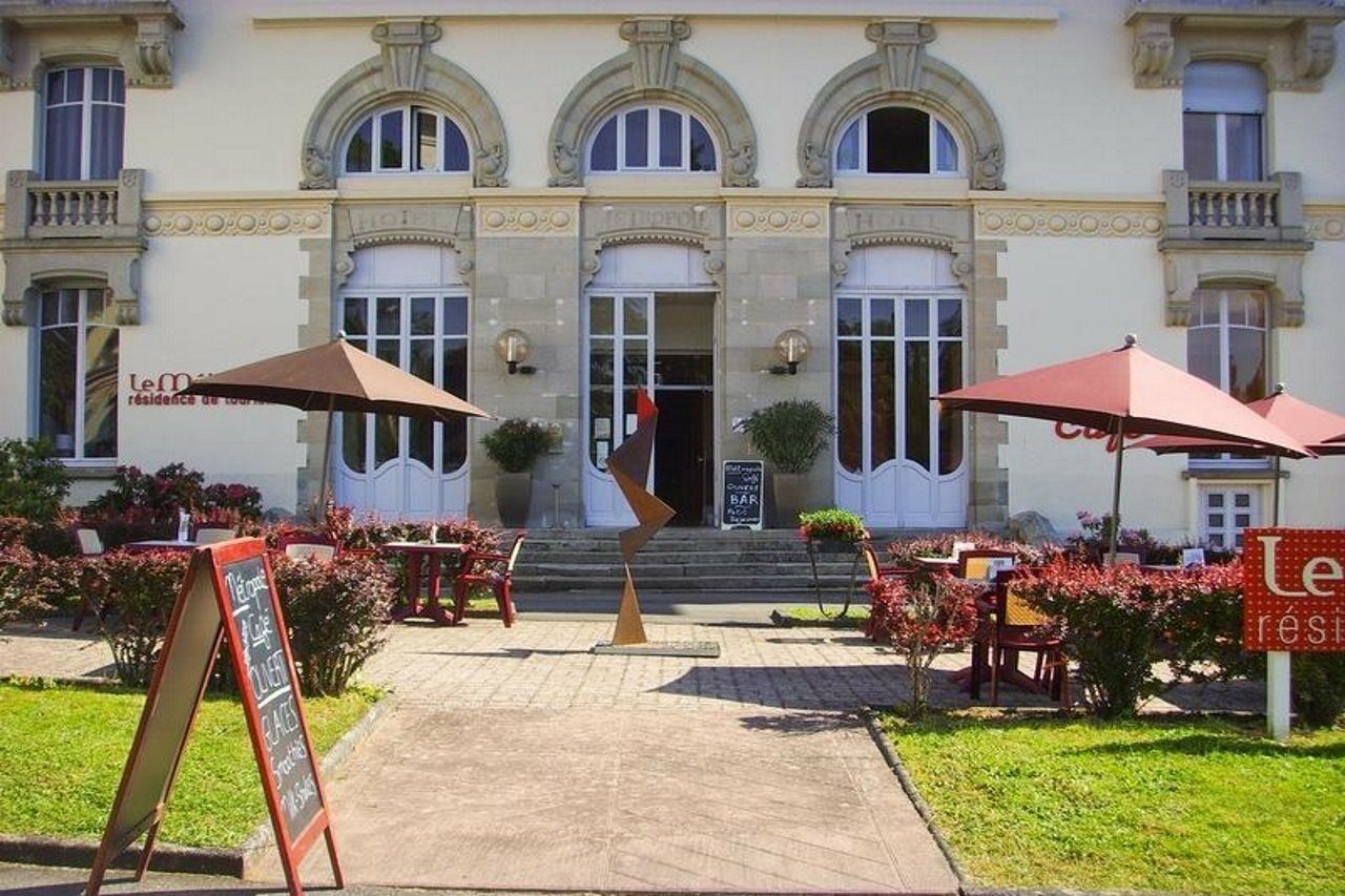 Hotels&Résidences - Le Metropole Luxeuil-les-Bains Esterno foto