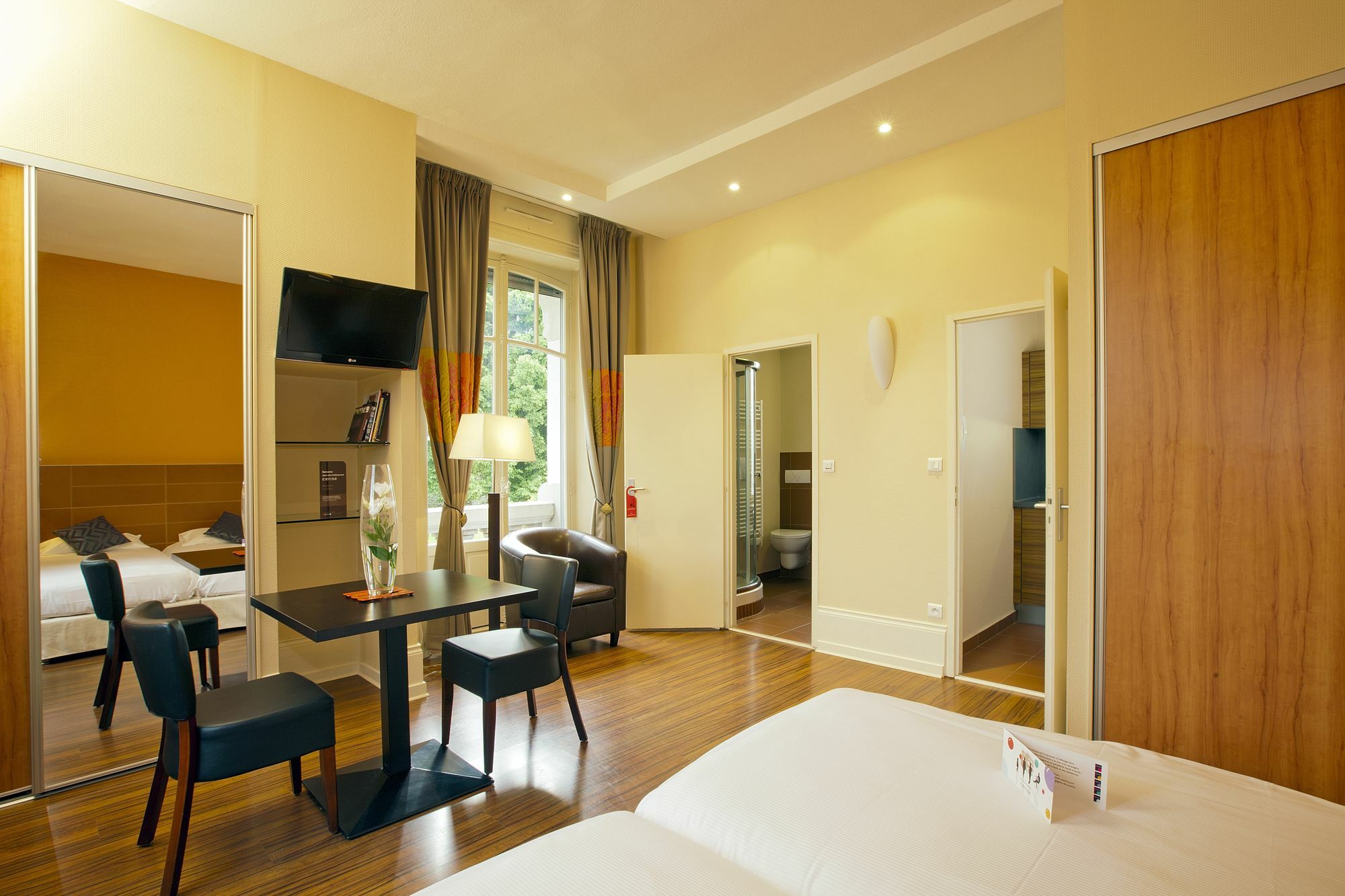 Hotels&Résidences - Le Metropole Luxeuil-les-Bains Esterno foto