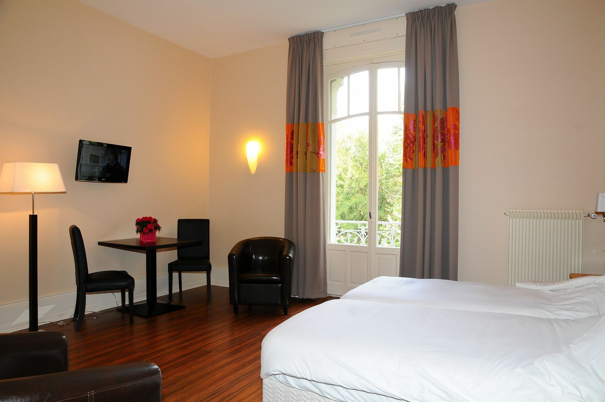 Hotels&Résidences - Le Metropole Luxeuil-les-Bains Esterno foto